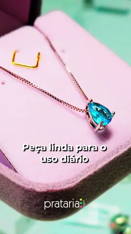 ✨ A queridinha da semana na Prataria ✨ Delicadeza, sofisticação e frescor: o colar de água-marinha chegou para encantar! 💎💙 Com sua tonalidade azul-clara translúcida, a pedra natural de água-marinha é conhecida por transmitir calma, equilíbrio e elegância atemporal. Montado em corrente fina e acabamento impecável, este colar é o toque de leveza que faltava na sua composição — perfeito para usar sozinho ou em mix com outras peças. Venha ver de perto essa preciosidade e descubra por que ela se tornou a peça mais desejada da semana. 📍 Prataria Joalheria – Av. Dr. Carlos Botelho, 1691 – São Carlos-SP. Esperamos por você! 💍