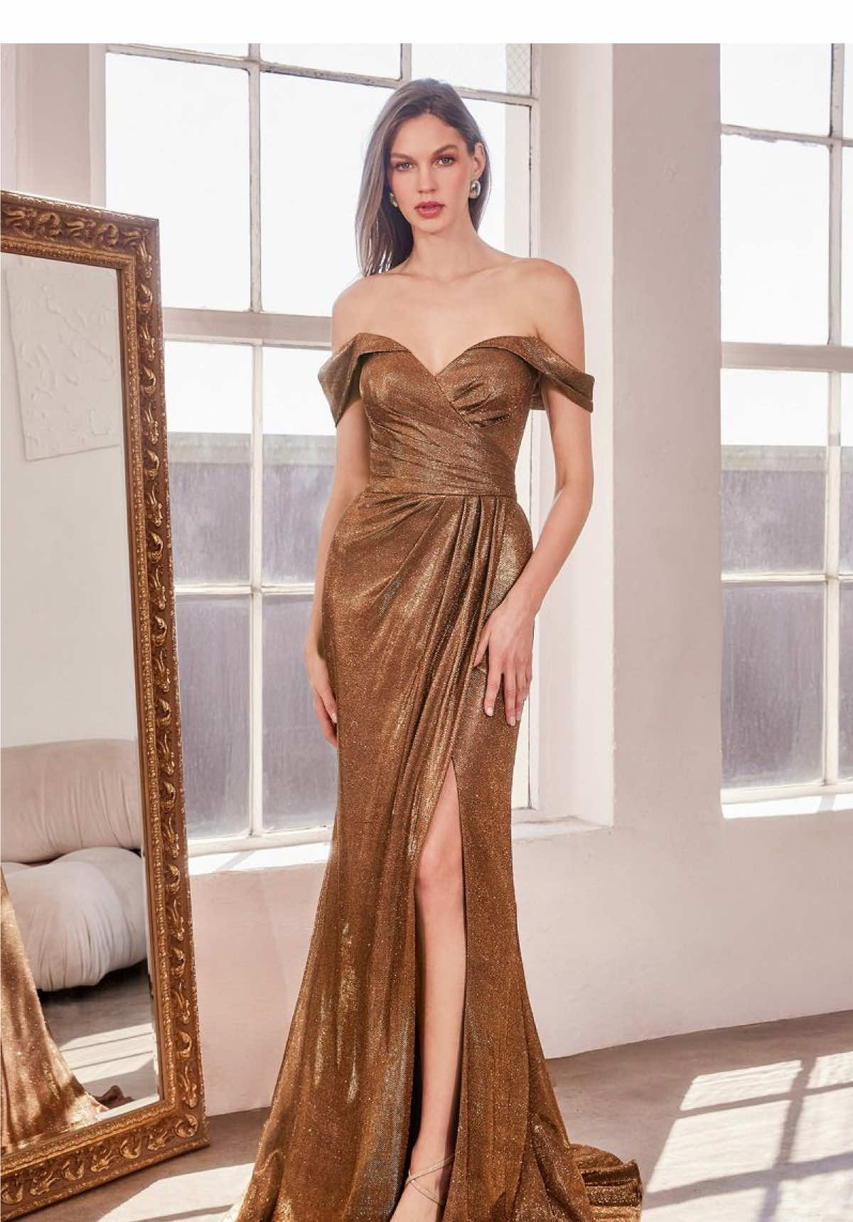 ✨ El color de la temporada llegó a la tienda ✨ Deslumbrá con este vestido dorado con brillo metalizado, corte drapeado y escote corazón  Elegante, sofisticado y diseñado para destacar. ⁣ 🌟 Disponible para alquiler y venta 📍Pieza exclusiva en tienda ⁣ Consultanos por talles y disponibilidad. No dejes pasar esta joya de temporada. #VestidoDeFiesta #AlquilerDeVestidos #Tendencia2025 #VestidoDorado #LookDeNoche #ModaDeLujo #vestido #lujo #sofisticación #alquilerdevestidos #mujeres #nuevacolección #vestidosdelujo #mamá #madrina #egresadas