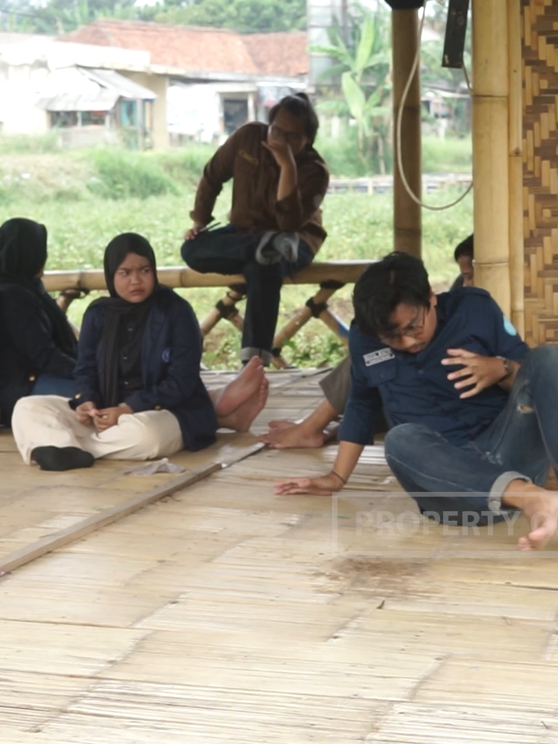 Heboh ! KKN Di Desa Cianjay, Desa 1001 kasus, Mahasiswa kena mental. Mau KKN di desa ini? DISCLAIMER: Konten ini bersifat parodi/fiktif dan hiburan. Tidak dibuat dengan maksud menyinggung pihak manapun. Mohon bijak dalam menonton dan membagikan. #parodi #komedi #beritaparodi #balefilms  #baletv #paroditiktok#parodiberita #KKN #kkndesapenari #kkn2025 #cianjay
