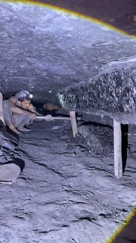 Black diamond in coal mining ⛏️ #goldmining #blackdiamond #coamining #undargraundmining #diamondmining #usa🇺🇸 @tiktok creators 