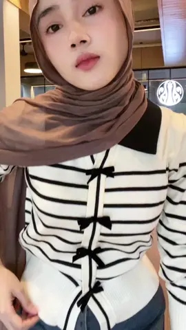 dari outfit ini mana yg bikin kalian penasaran hehe^^