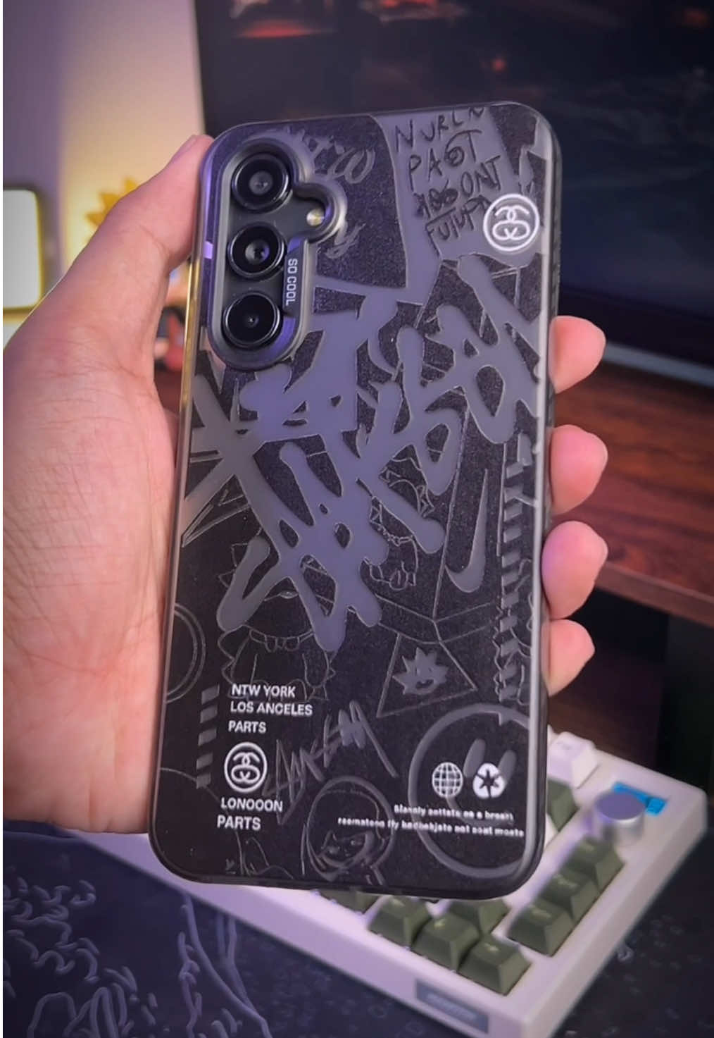 Mau tampil beda di tongkrongan? Casing ini jawabannya! ⁣ 🔥 Desain graffiti yang anti-mainstream 💪 Motif timbul, anti licin & nyaman digenggam 🛡️ Ada pelindung kamera biar makin aman ⚪ Tersedia juga varian warna putih yang clean abis! ⁣ Langsung masukin ke keranjang sebelum kehabisan ya! ⁣ #CasingKeren #GraffitiCase #AksesorisHPUnik #StandOutStyle #sportylook 