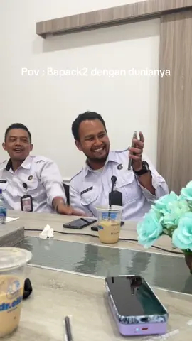 Kira kira lagi liatin apa coba?