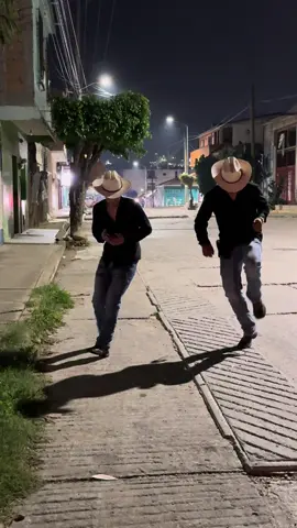 Una improvisada con mi dupla @𝓙𝓾𝓵𝓲𝓸 𝓒𝓮𝓼𝓪𝓻  #estilosonora #chiapasméxico #sonorenses #tuxtlagutierrez #fyppppppppppppppppppppppp  Cd: @Eduardo, 