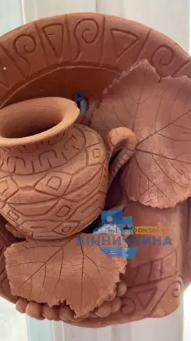 🎥 Майстерня, що зцілює глиною Змайстрував гончарні круги зі старих пральних машин. Навчив дітей, провів майстер-клас на 120 учасників — і встановив рекорд України 💪 Барський викладач Вадим Шпаковатий і його «Керамічне диво» творять справжні дива з глини! 💬 «Глина запам’ятовує твої емоції…» #гончарство #українськеремесло #арттерапія #бар #рекордУкраїни #майстерня #українськітрадиції