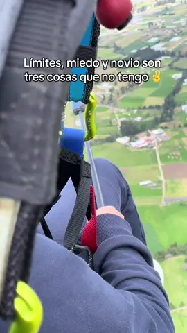 Límites miedo y novio son tres cosas que no tengo ✌️ #limites #miedo #novio #paratiiiiii #parapente #fyp #viral #vuelaenparapente #ecuador 