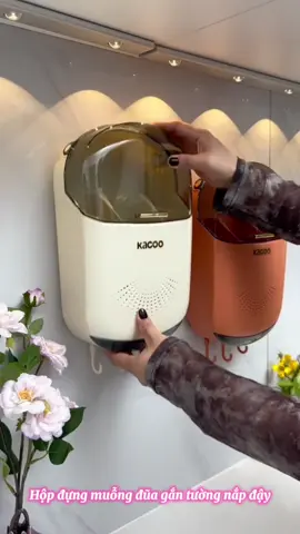 Hộp đựng đũa thìa gắn tường, có khay thoát nước khô thoáng, nắp đậy tránh bụi bẩn côn trùng. Cả nhà vào giỏ hàng xem nhé! #thinhhanh #giadungtienich #giadung #dogiadung #ongdungduathia #ongdungduathiadantuong #hopdungduamuong #hopdungduadantuong 