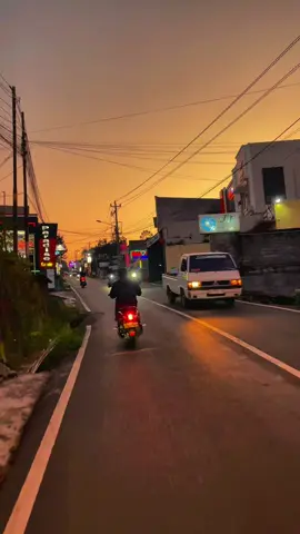 BANDUNGAN si kota kelap-kelip 🖤 semakin malam semakin menyalaaa 💃🏻✨🎤🎹🪄 #bandungan #bandunganhits #bandungan24jam #ambarawa #ungaran #semarang #karaoke #singsong #fyp #viral #bahagia