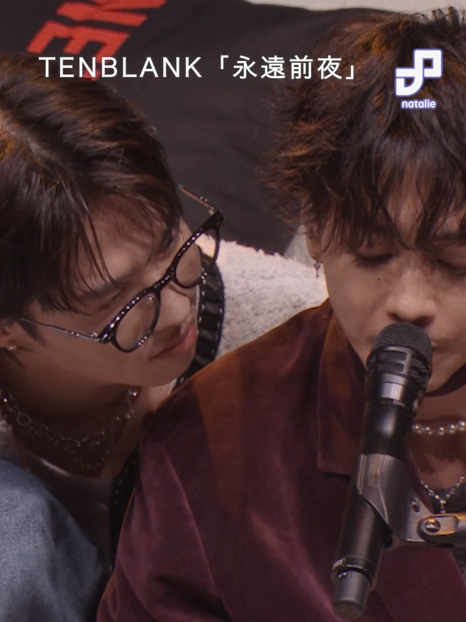 「グラスハート」佐藤健、志尊淳らTENBLANKが「永遠前夜」アコースティックバージョン披露 #グラスハート #佐藤健 #宮﨑優 #町田啓太 #志尊淳 #tenblank #永遠前夜 #glassheart #netflix  Netflixシリーズ「グラスハート」の世界最速試写会イベントが7月31日に東京・恵比寿ガーデンホールで開催され、キャストの佐藤健、宮﨑優、町田啓太、志尊淳がサプライズで登場。4人組バンド・TENBLANK（テンブランク）として楽曲を生披露した。 イベントの中盤では、佐藤らがTENBLANKの楽曲「永遠前夜」をアコースティックバージョンで披露した。佐藤は歌唱しながら、志尊とともに1台のキーボードを演奏し、宮崎はパーカッション、町田はギターを担当。佐藤のしっとりとした優しい歌声が会場に響き渡った。