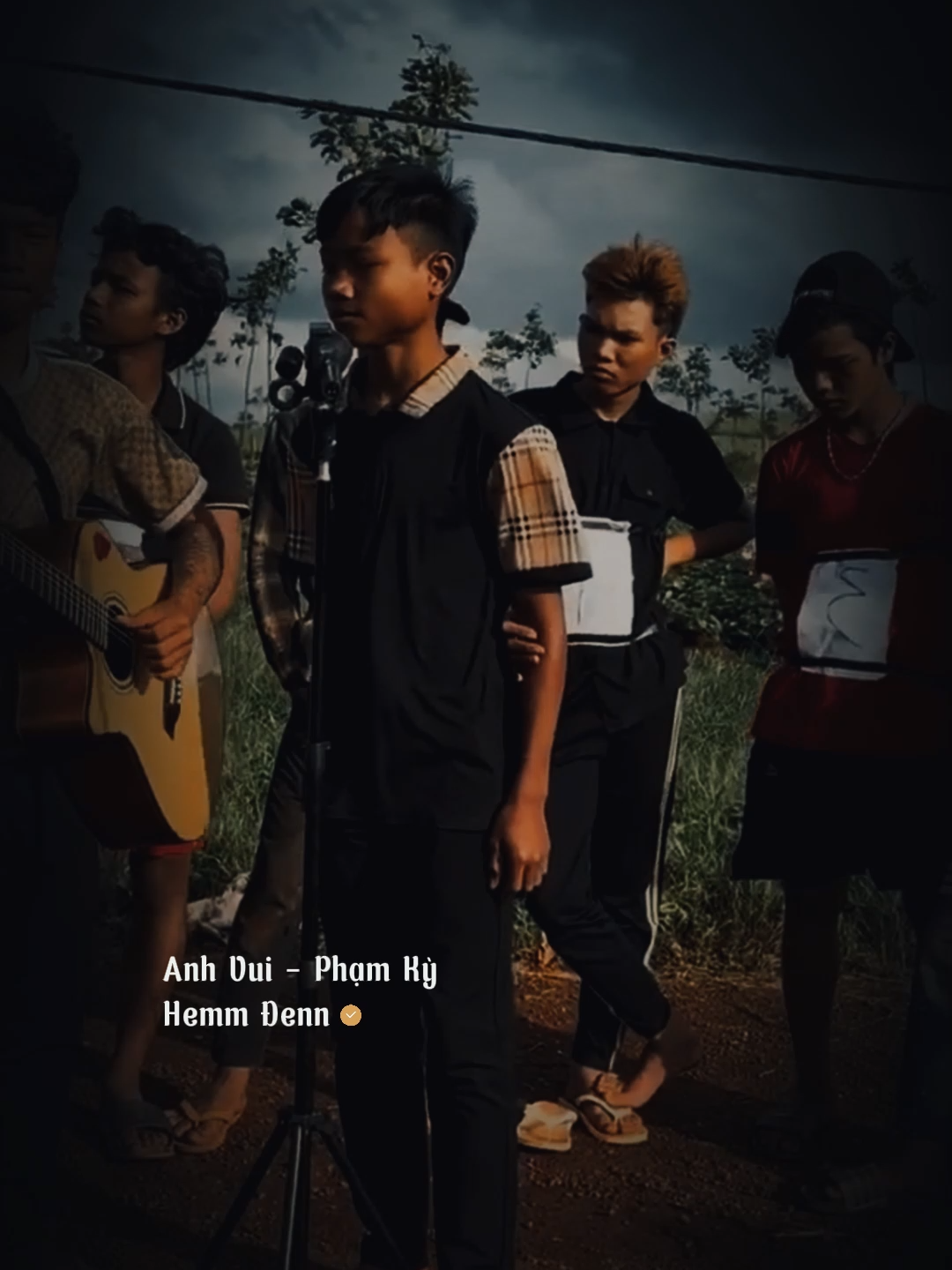 Cũng đúng thôi, anh làm gì xứng đáng với em...#nghedehetsuy #buon_tam_trang #nhacsuy #nhachaymoingay #buontamtrang #coversong #vairalvideo #cover #foryou #fyp #anhvui #phamky @hem12352 #quockang #quockanganhvui