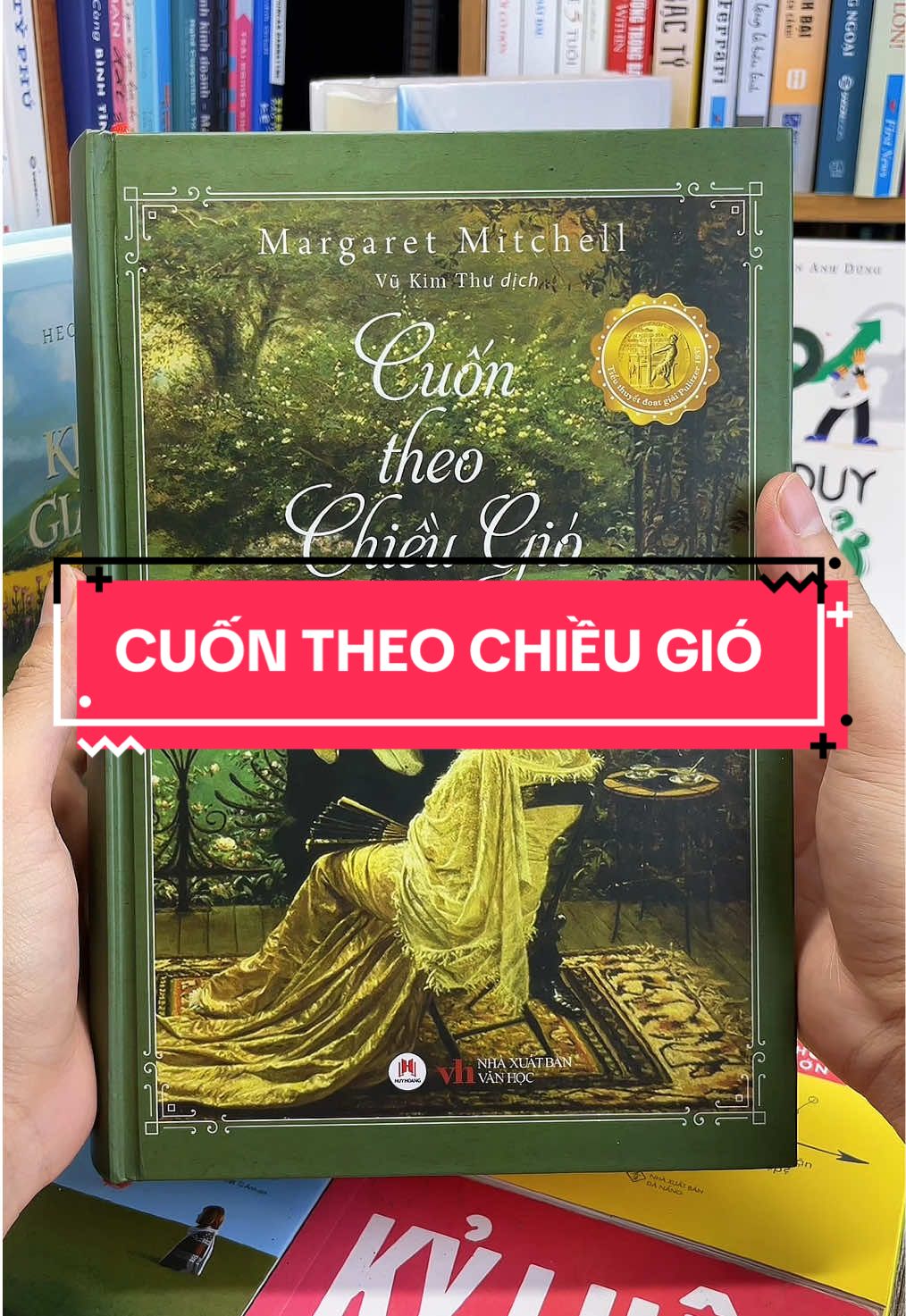 Cuốn Theo Chiều Gió – Tình Yêu, Tham Vọng Và Bản Lĩnh Giữa Biến Cố Lịch Sử! Bạn đang tìm một tiểu thuyết kinh điển vừa lay động cảm xúc, vừa truyền cảm hứng sống mạnh mẽ? “Cuốn Theo Chiều Gió” chính là cuốn sách bạn không thể bỏ qua! Lấy bối cảnh nước Mỹ thời nội chiến, những con người bị cuốn vào vòng xoáy lịch sử – đặc biệt là Scarlett O’Hara, nàng tiểu thư miền Nam với ý chí kiên cường, lòng kiêu hãnh và tình yêu đầy ngang trái với Rhett Butler. Một chuyện tình mãnh liệt, đầy tự tôn, đan xen giữa đổ vỡ – đấu tranh – và trưởng thành, khiến hàng triệu trái tim xúc động qua nhiều thế hệ. Đọc để hiểu sâu hơn về lòng tự trọng, khát vọng sống và sức mạnh nội tâm của con người giữa giông bão. “Cuốn Theo Chiều Gió” không chỉ là một câu chuyện tình, mà còn là một biểu tượng vượt thời gian!#tiemsachbinhyen #sach #sachhay #BookTok #reading #cuontheochieugio 