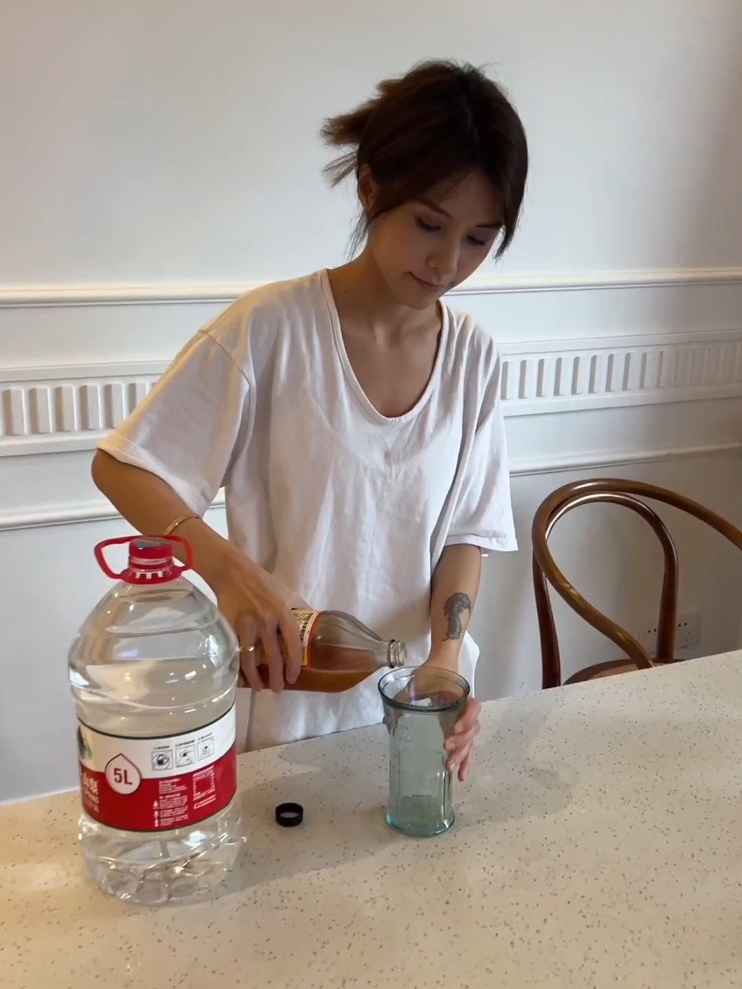 7234073594161073419女朋友为了给我减肥，天天给我沏洗脚水喝。