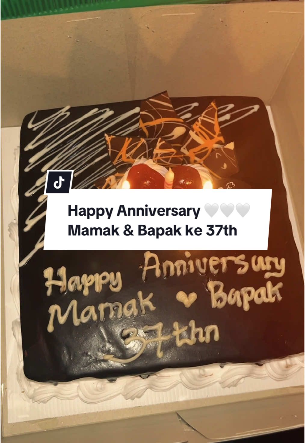 Perayaan kecil untuk yang tersayang, sekali lagi selamat memperingati hari pernikahan yang ke 37 tahun 