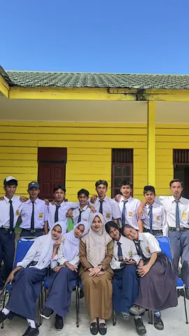 12 orang tapi suaranya hobahhh kali kalau d kelas🤣🤣selamat menempuh pendidikan d jenjang SMA/SMK Anak Anak Ibu semoga kelak menjadi anak yg sukses #CapCut #fypシ゚viral #gurudanmurid #pesonaguru #guru 