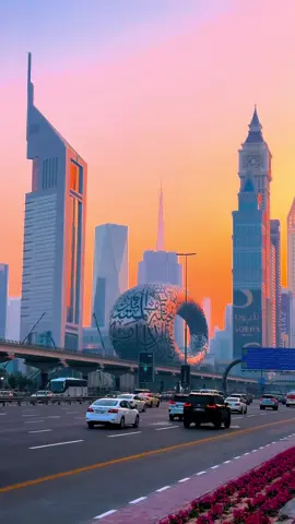 Evening Magic 🇦🇪🥰💗#burjkhalifa #dubai🇦🇪 #uae🇦🇪 #visitdubai #mydubai #indubai #dxb #foryou #viral #fyp 