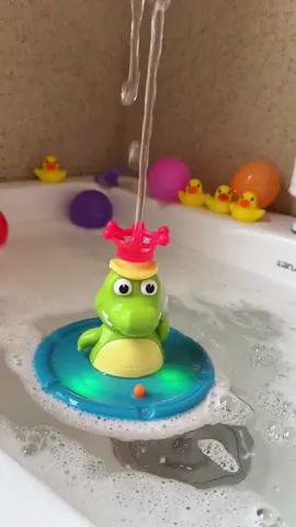 It's getting hot. Dad bought this #bath toy for the child. This little crocodile is so interesting! It sprays water automatically and has multiple modes that can be switched. The baby no longer resists taking a bath! #Baby bath #Play#water #bathtoy #tiktok #fyp #tiktokmademebuyit #tiktokshop #waterplay #Summer #shopping #babyproducts #dealsforyoudays 