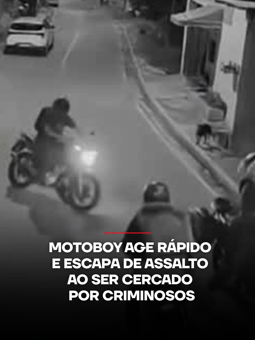 Um motoboy escapou de uma tentativa de assalto nesta terça-feira (29), em São Paulo. A cena, registrada por câmeras de vigilância, mostra o momento tenso em que ele é cercado por criminosos, mas consegue agir rapidamente e escapar da emboscada. Nas imagens, é possível ver dois suspeitos em motocicletas fechando o entregador e gritando para que ele entregue o veículo. Em uma reação rápida, o motoboy realiza uma manobra e passa entre os criminosos, fugindo antes de ser abordado. A Polícia Civil investiga o caso e trabalha para identificar os indivíduos. 📺 Confira na JP News e Panflix 📌 Siga o nosso perfil @jovempannews #Assalto #Crime #SP #Polícia #PC #Fuga #Moto #Criminosos #Roubo