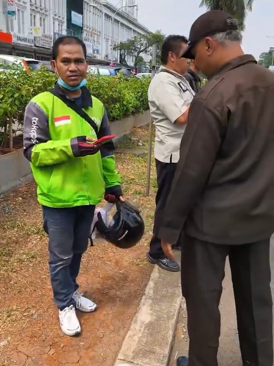 bayar parkir 2-3rb resiko ribut sama costumer karna cs gak mau ganti parkir.  giliran gak parkir resiko motor hilang.  yang sabar ya abangku semoga diganti dengan yang lebih dari yang hilang. semoga di lancarkan rezeki nya dan diangkat derajatnya 🤲 #ojol #dramaojol #grab #shopeefooddriver #kurir #shopeefood #shopee #fyp #gojek #maxim #lalamove #indriver #drama #dramatiktok #komedi #kocak 