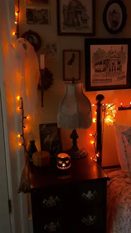 she’s baaaaack 🎃 #halloween #halloweendecor #halloweentime #spookyseason #spookyszn #halloweenvibes #falldecor #halloweendecorations #roominspo #RoomTour #halloweentok #roomdecor #spookyszn #october #octobermood 
