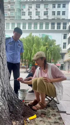 如此美好的创意，不仅美化了城市，还给人们带来无比的欢乐！👍👍👍#画画#小熊猫#可爱#治愈系风景#创作灵感#传递正能量