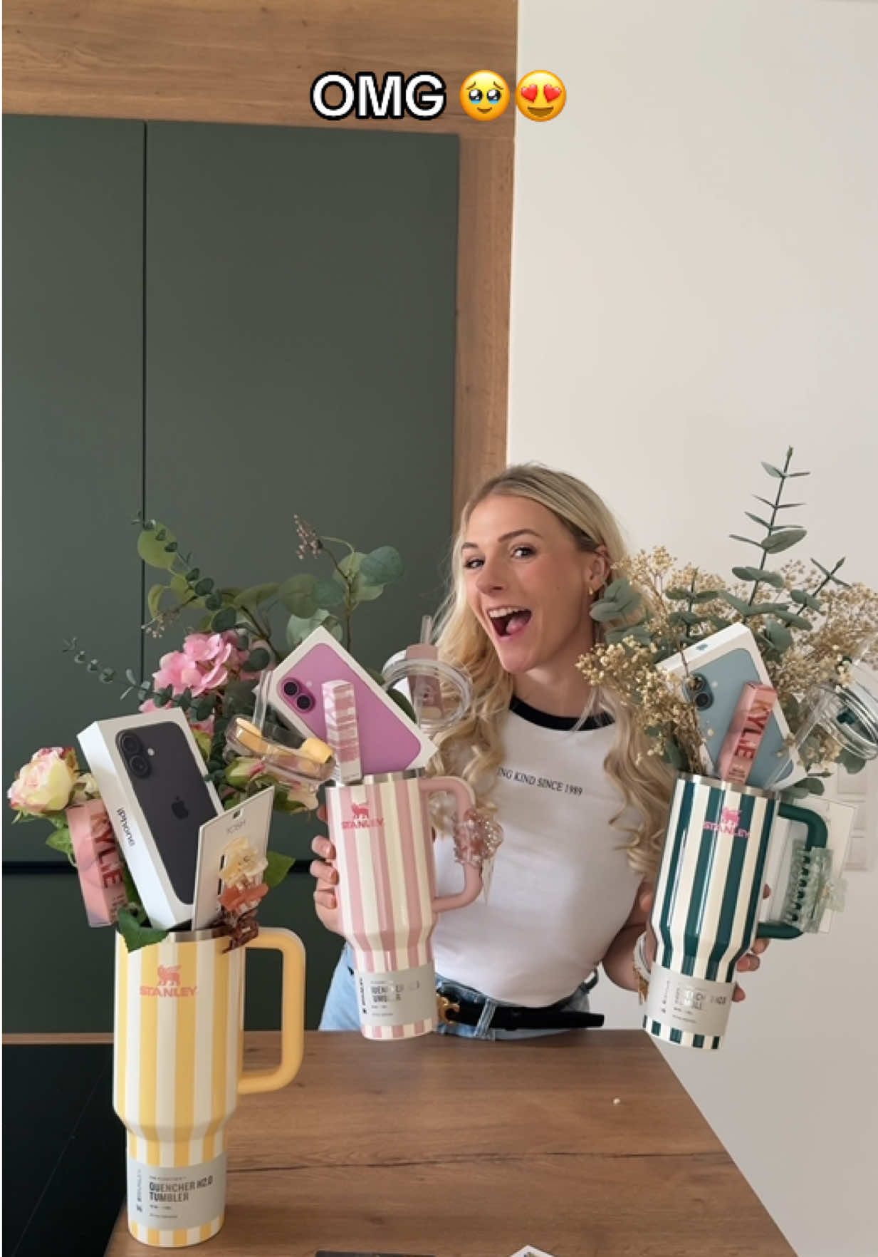 🎁 Gewinnspiel 🥹🎉 Ich bin unendlich dankbar, diese Möglichkeit zu haben! Das 1. Event steht bevor, 5 Mädels können mit mir Matcha trinken, brunchen, Leinwände bemalen, lachen und einfach eine schöne Zeit haben 🥹!  5 weitere, die nicht beim Community Event sind können übrigens auch etwas gewinnen! 😍 Wann wird das Event stattfinden? Am Freitag, den 15.08. von 11-17 Uhr  Wo? In Hamburg  Was könnt ihr gewinnen? 😍 * 5 x SEI BEIM COMMUNITY EVENT DABEI  * 3 x Stanley voll gepackt mit tollen Sachen inkl. iPhone 😳😍 * 1 x 100€ Ikea Gutschein  * 1 x 100€ Amazon Gutschein ✨ So macht ihr mit: 1️⃣ mir folgen 2️⃣ Like gerne meine letzten Beiträge 3️⃣ kommentiere ob du gewinnen oder beim Event dabei sein möchtest 🥹❤️ Und wenn ihr mögt, markiert gerne eure Freundin, mit der ihr gemeinsam zum Event kommen möchtet 🥹✨ 📅 Auslosung: 08.08.2025 Der/die Gewinner:in wird direkt per DM von mir benachrichtigt. Ganz viel Glück 🥹❤️ Dieses Gewinnspiel steht nicht im Zusammenhang mit Instagram.
