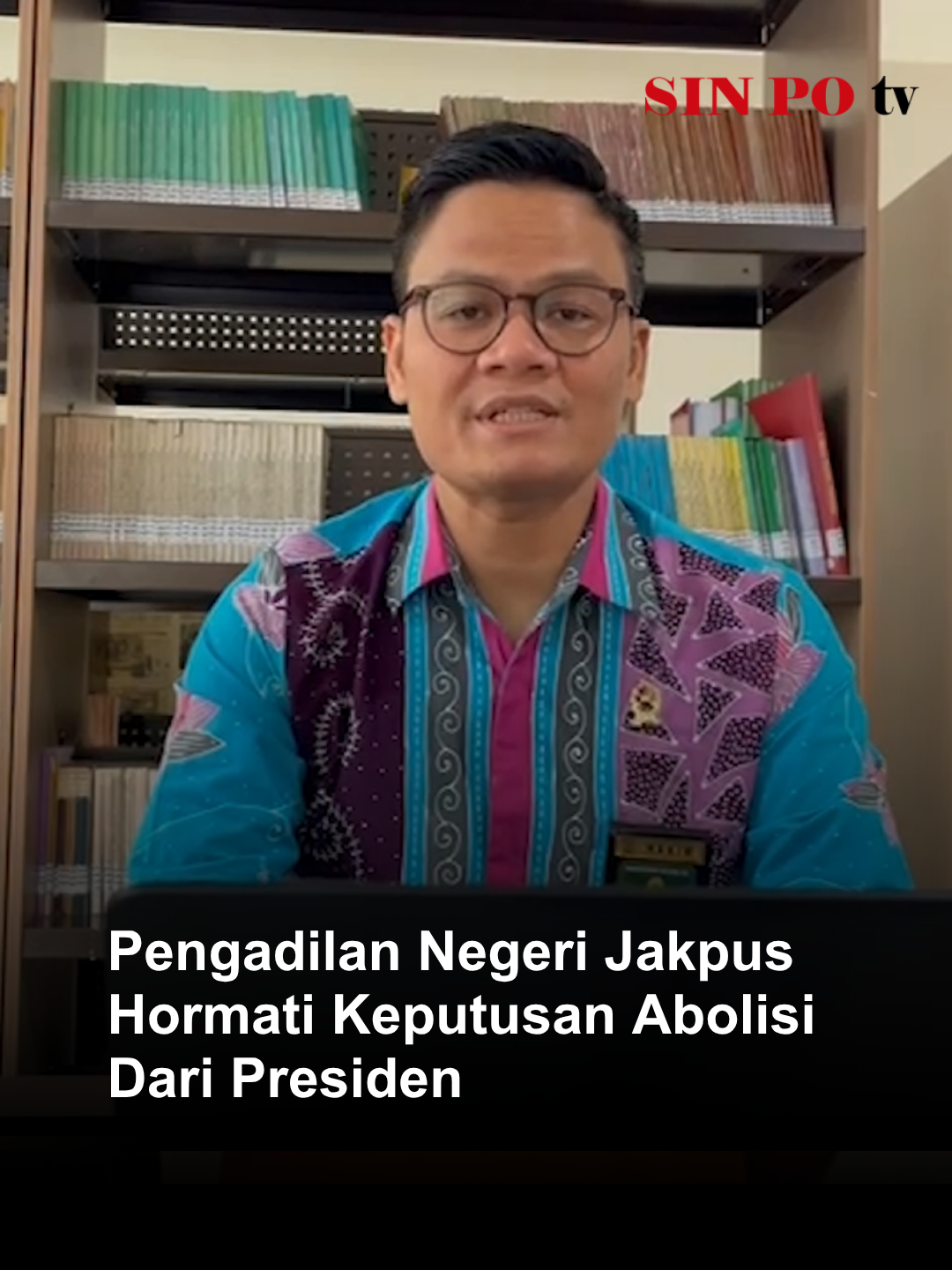 Pengadilan Negeri Jakpus Hormati Keputusan Abolisi Dari Presiden. Pemberian abolisi terhadap Tom Lembong oleh Presiden Prabowo Subianto mendapat tanggapan langsung dari lembaga peradilan. Pengadilan Negeri Jakarta Pusat menyatakan kesiapan jelang konsekuensi hukum atas keputusan presiden yang dinilai sudah sesuai dengan konstitusi. #Abolisi #TomLembong #pengadilanjakartapusat #berita #beritaterkini #beritatiktok #viral #fyp #sinpotv