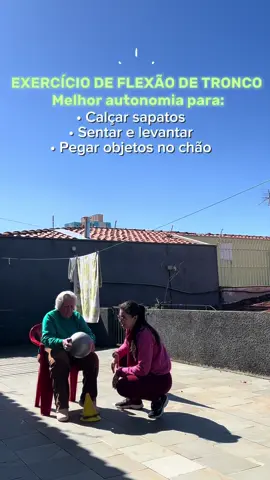 Trabalhar a flexão de tronco em idosos é fundamental para ajudá-los a continuar realizando suas tarefas diárias com segurança.  . . Fisioterapeuta Natally Demetrio  CREFITO 343530-F 📞 (15) 98168-3600  #idoso #fisioterapia #fisioterapiadomiciliar #movimento #coluna 