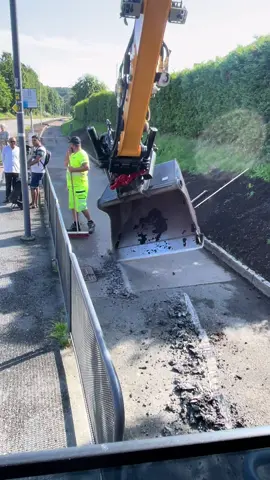 #sverige #liebherrfamily #liebherrsverige #liebherr #construction #rototiltsverige #tiltrotator #sweden #grävmaskin #heavyequipment #rototilt #videoviralitiktok #bagger #excavatorsweden #excavator #LIVE #mittxaluminiumproffset #TikTokLIVE 