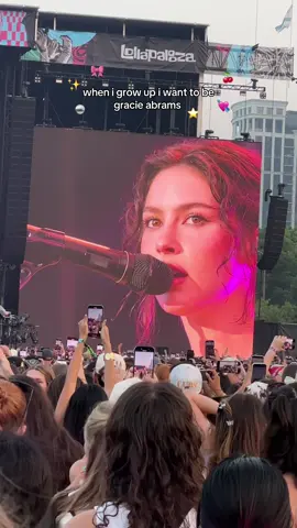 gracie abrams is the people's princess 👑✨ @gracie abrams #lollapalooza #gracieabrams #socool 