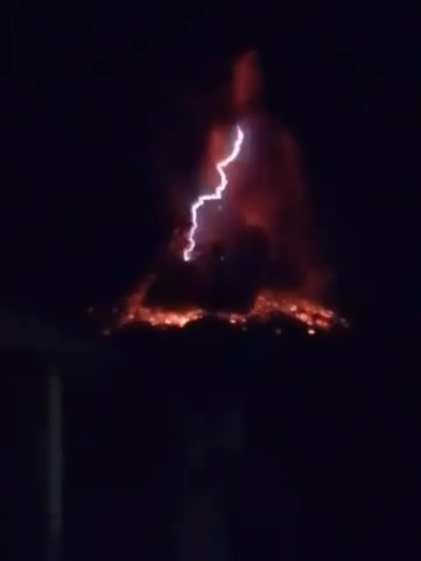GUNUNG LEWOTOBI ERUPSI LAGI 🌋  Telah terjadi Erupsi Gunung Lewotobi Laki-laki Tanggal 1 Agustus 2025 Pukul 20:48 WITA dengan tinggi kolom abu teramati ± 10.000 m di atas puncak (± 11.584 m di atas permukaan laut). Kolom abu teramati berwarna kelabu dengan intensitas tebal condong ke arah barat dan barat laut. Erupsi ini terekam di seismogram dengan amplitudo maksimum 47.3 mm dan durasi sementara ini ± 3 menit 40 detik. Masyarakat dihimbau untuk menjaga jarak aman dalam radius 6 Km dan Sektoral Barat Daya dan Timur laut  7 Km dari pusat erupsi G. Lewotobi Laki-laki. Harap tenang dan jangan panik, silahkan evakuasi diri dan orang terkasih menuju tempat yang sudah disediakan.  Sc by 🎥 :: infogempadunia   Vt by 🎥 warga lereng Gunung Lewotobi laki laki.  #staysafeeveryone #eruption #lewotobilakilaki #gunung #lewotobierupsi #gununglewotobi #gerakalam #pesanalam  #lewotobimeletus 