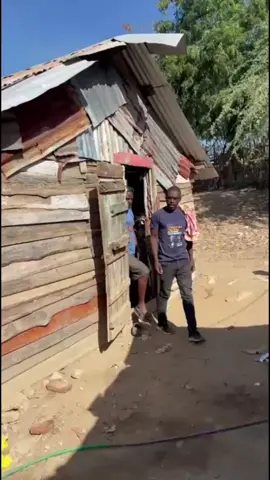 *Ejército detiene a 29 haitianos indocumentados en una casucha utilizada como centro de acopio en Montecristi*   _Los extranjeros se encontraban ocultos a la espera de ser trasladados en vehículos, los cuales fueron ocupados próximo al lugar de la detención. Tres hombres son señalados como los responsables de coordinar el tráfico de ese y otros grupos de indocumentados._ *Montecristi.* Una patrulla del Ejército de República Dominicana, detuvo a 29 nacionales haitianos en condición migratoria irregular, que se encontraban escondidos en una casucha en la comunidad Villa García, de la provincia Montecristi. Entre los detenidos figuran 14 mujeres, 11 hombres y 4 menores de edad, que , de acuerdo con informes, se encontraban en el lugar a la espera de ser trasladados en vehículos a otras localidad. Durante la detención también fueron ocupados tres vehículos, marcas Hyundai, color blanco, placa A897966, Hyundai Sonata, color blanco, placa A830297 y jeepeta Nissan, color gris, placa PP759559, cuyos conductores huyeron y que de acuerdo a las informaciones manejadas, serían presuntamente utilizados para transportar a los indocumentados. Tres individuos, solo identificados por los apodos Mamo, El Gaby y El Chino, son señalados como integrantes de una red dedicada al tráfico ilegal de personas, los cuales serían reincidentes en este tipo de actividad ilícita, y son señalados además como responsables de coordinar el traslado de los migrantes hacia territorio dominicano. Los extranjeros indocumentados fueron trasladados, junto con los vehículos retenidos, a la Fortaleza San Fernando ERD, en Montecristi, para fines de investigación y continuar con los procedimientos correspondientes de acuerdo con las leyes migratorias del país. _*Ejército de República Dominicana.*_