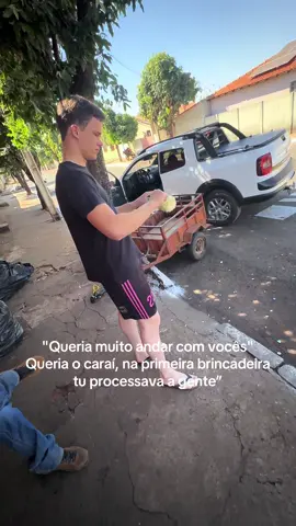 O caboclo só queria cascar um abacaxi em paz 😪
