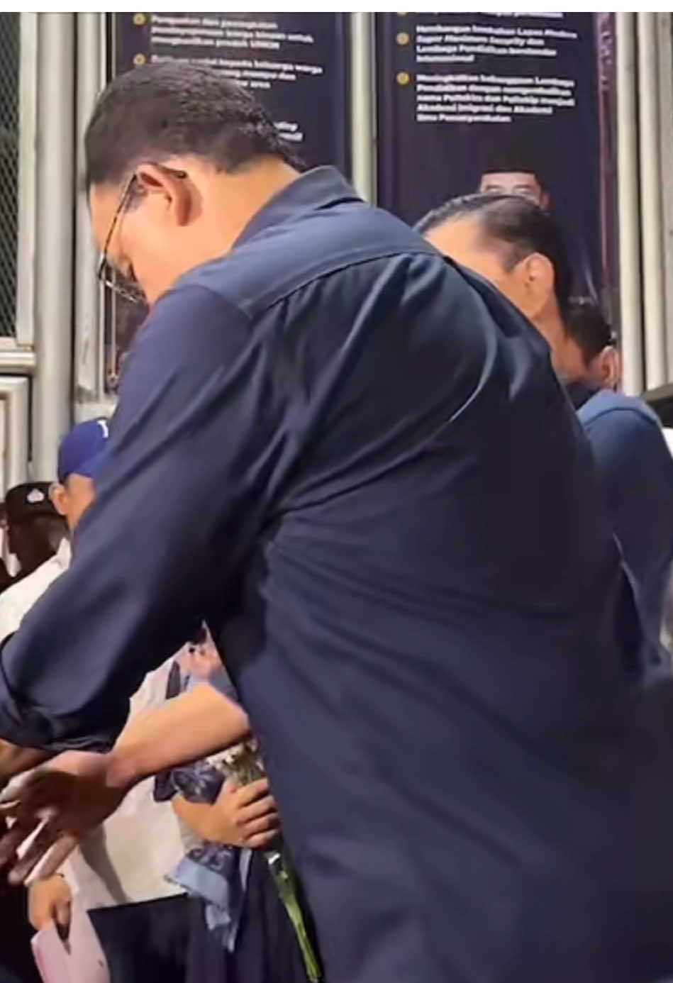belajar dari hubungan Anies Baswedan dan Tom Lembong, sebuah persahabatan yang nyata selalu ada disetiap situasi menemani dari awal kesulitan hingga mendapatkan happy ending. #aniesbaswedan #tomlembong 