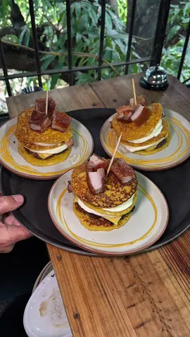Así mismito se ve un mediodía en Estefana: Cachapas saliendo, el papelón en su punto, y la gente comiendo sabroso. 🤤 Si no has venido, ¿qué esperas pa’ caer? 🤭 📍calle del hambre de Mañongo  ⌚️todos los días de 9:00 AM - 9:00 PM  ⏺️De qué TEAM eres “CACHAPA” o “PARRILLA”  #carne #quecomerenvalencia #cachapa #cachapas 