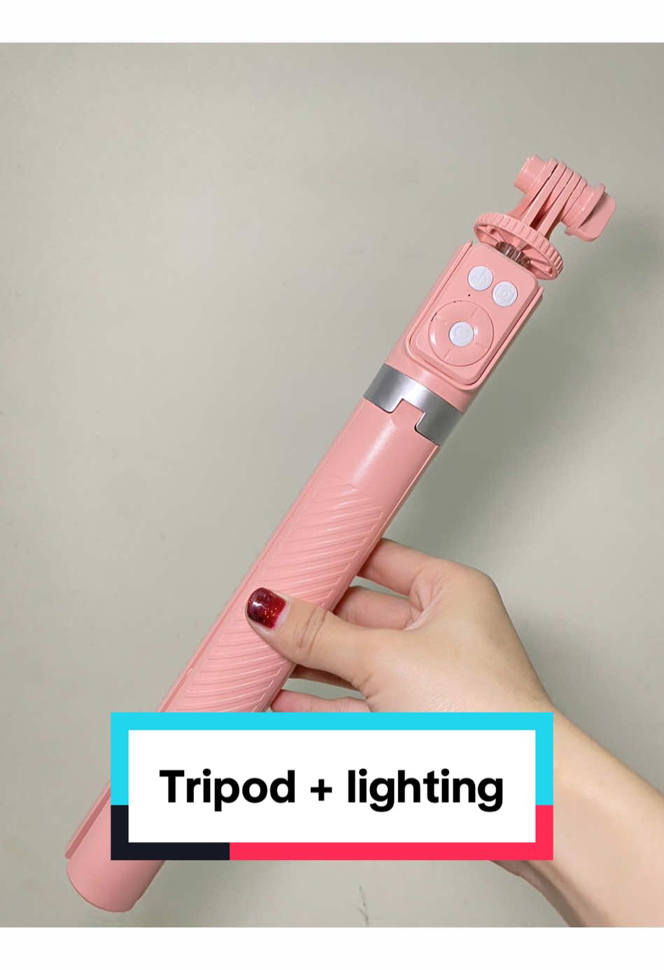 Mau rekomendasiin tripod sekaligus lighting 😍 ada lampu dan remot controlnya yg bsa di charge , bisa buat selfie & ngonten 🥰  Mana warna nya pink lagi 🫶🏻😩 #selfiestickpink #tripodbluetooth #lighting #selfiesticktripod 