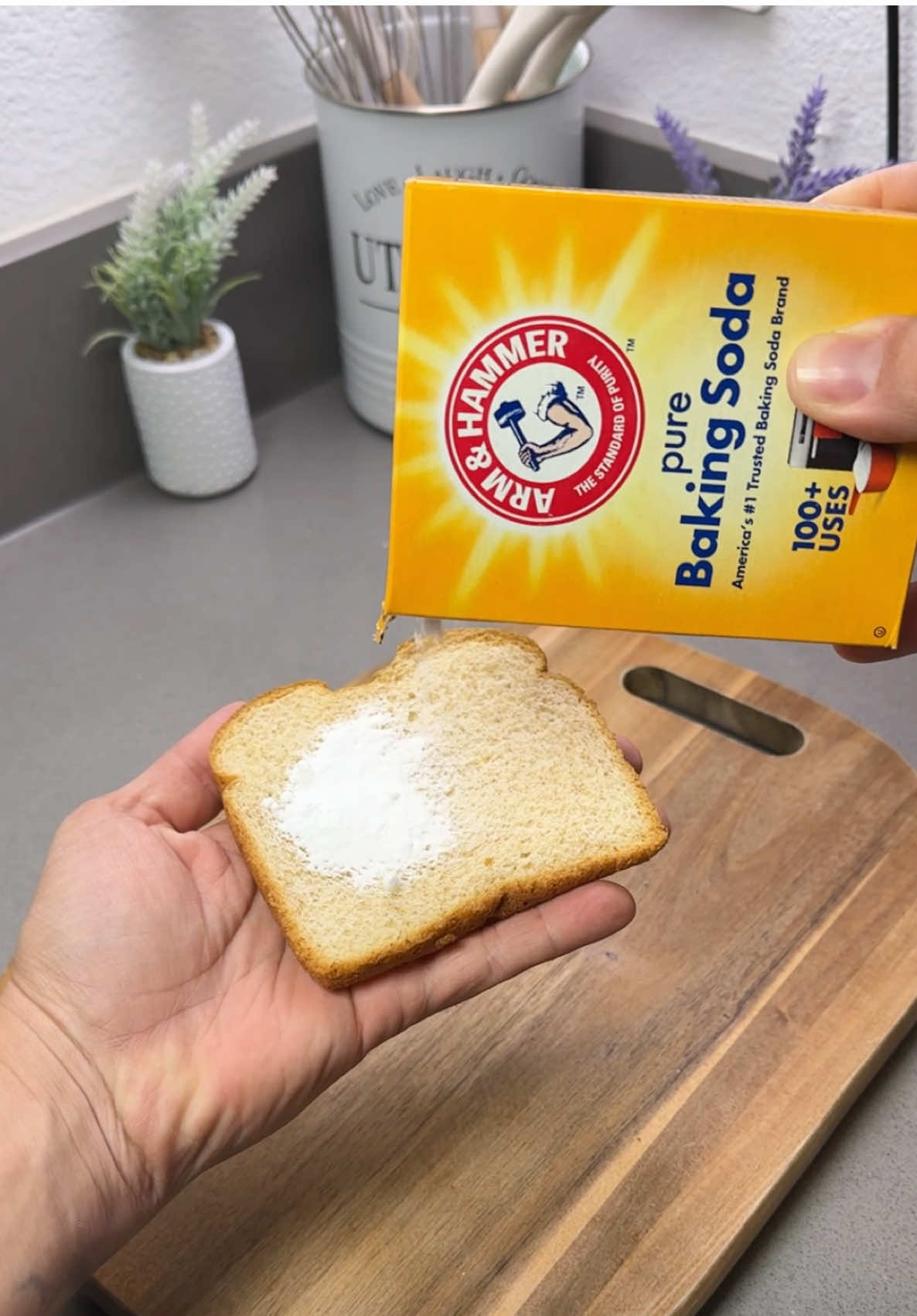 Add baking soda to bread and watch what happens next! 🤯 #LifeHack #bakingsoda #pestcontrol 