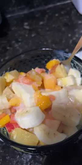 Deixo para colocar a banana picadinha na hora de servir para ela não escurecer dentro da salada! Fica uma delícia 😍 ##cozinhatiktok #lar #rotinadecasa #cuidandodolar #vidareal #cozinhandocomamor #fy 