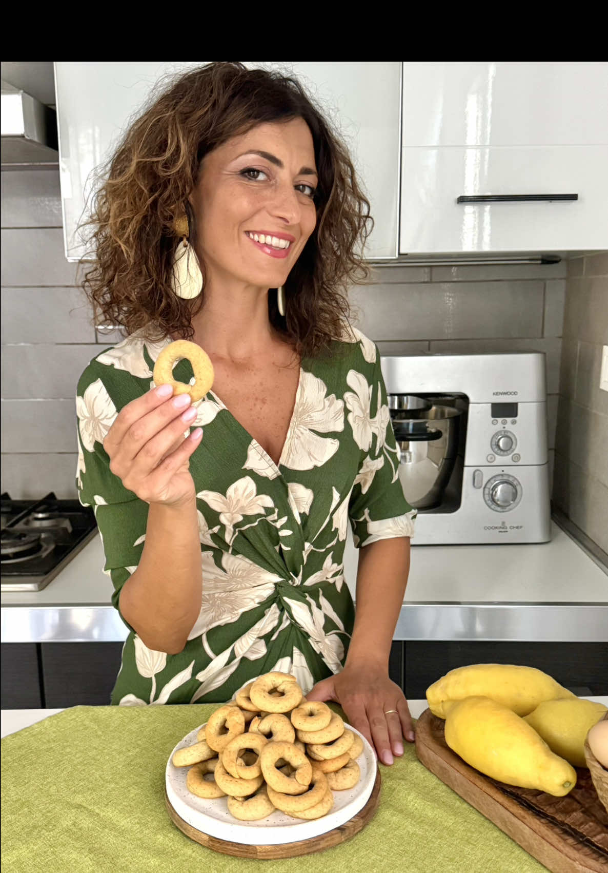 Oggi ti porto in cucina per preparare qualcosa di semplice ma irresistibile:taralli morbidi alla ricotta, limone e vaniglia! Perfetti per  la colazione e non solo. Ti lascio la ricetta, sono certa che te ne innamorerai ✨ 📝Taralli alla ricotta, limone e vaniglia  Ingredienti per 60 taralli -1 uovo (medio) -130gr zucchero semolato -250gr ricotta vaccina -90gr burro (sciolto) -scorza grattugiata di × limoni -semi di + bacca di vaniglia  -350gr farina 00 -1 cucchiaino di lievito per dolci Procedimento. Su un piano da lavoro, versa la farina ed al centro inserisci tutti gli ingredienti: l’uovo, lo zucchero, la ricotta, il burro sciolto, la scorza dei limoni, i semi della vaniglia e il lievito. Fai amalgamare bene gli ingredienti, fino ad ottenere un impasto compatto. Preleva dei pezzettini, forma delle strisce d'impasto, dividile in tanti pezzi ed unisci le estremità per formare i taralli. Cuoci in forno preriscaldato a 170° statico per 18 minuti, fai raffreddare e gusta! #taralli #biscotti #ricotta #vaniglia #limone