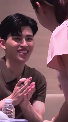 วันนั้นพูดไม่ออก ปอนด์เลยให้มาเขียนความในใจในโซเชียลมีเดียร์แทน555 ปอนด์คือเรื่องมันเป็นอย่างงี้ วันนั้นเราอยากจะบอกว่าชอบดูปอนด์เต้นมากกกก เราจะรอกดบัตร Jasper in BKK นะ เกียมร่างเมลล์หาพี่ถาละ5555 รักนะค่าบบบ🧡@ppnaravit #ppnaravit  Ps. คลิปเสียงที่อัดมาไม่ได้ยินอะไรเลย ขอบคุณคนข้างๆที่แชร์คลิปให้ เลยพอได้ยินเสียงบ้างคั้บ🥺 📷twt: cccatnip🙏 #มหกรรมนิยายนานาชาติ2025xpp #งานมหกรรมนิยายนานาชาติ2024xgmmtv 