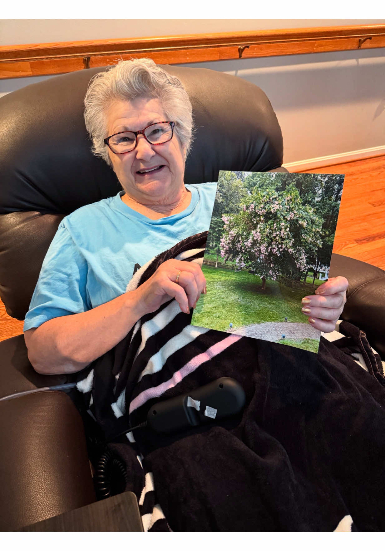 Printed my girl a photo of her favorite tree 🌳 She looks out at this tree everyday and talks about how beautiful it is 🌸 Papa is pleased I used all his ink to print it 😂 