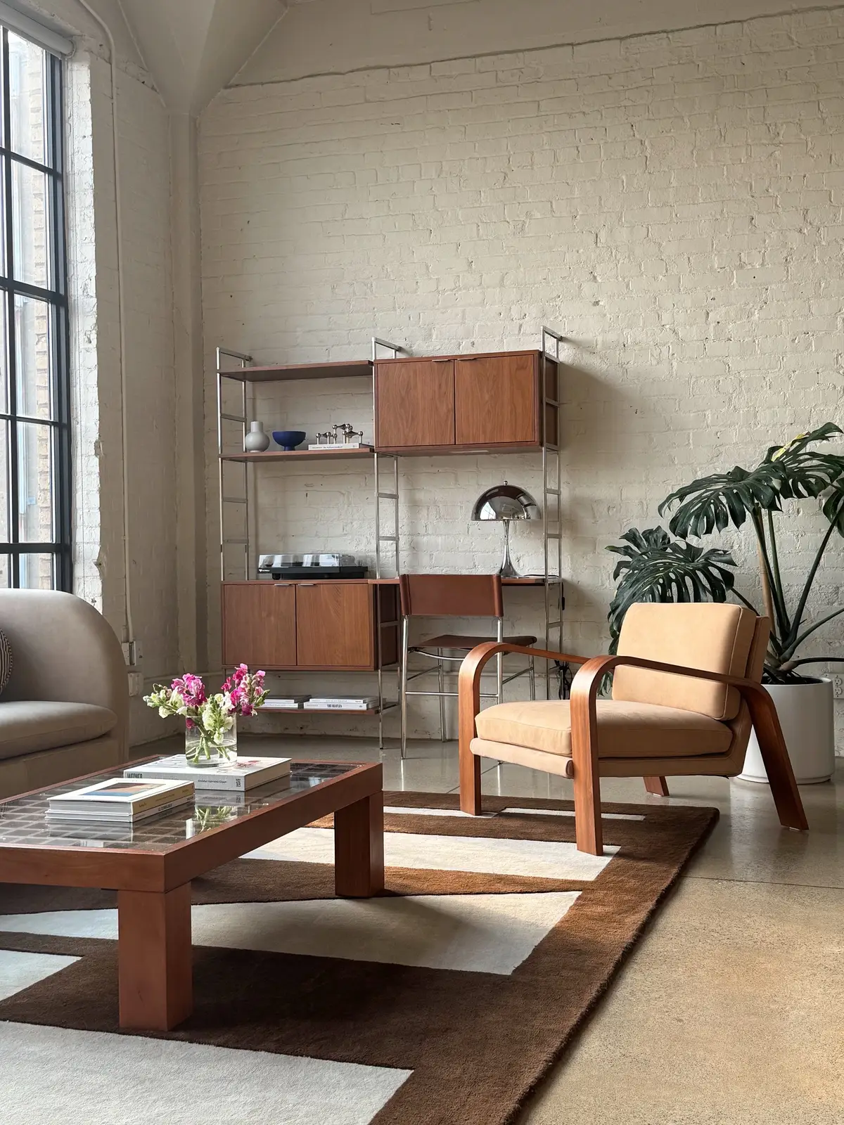 Sleek, functional, and easy on the eyes, our Ozzy Modular Desk steals the show in @rachelgerdes's living room.