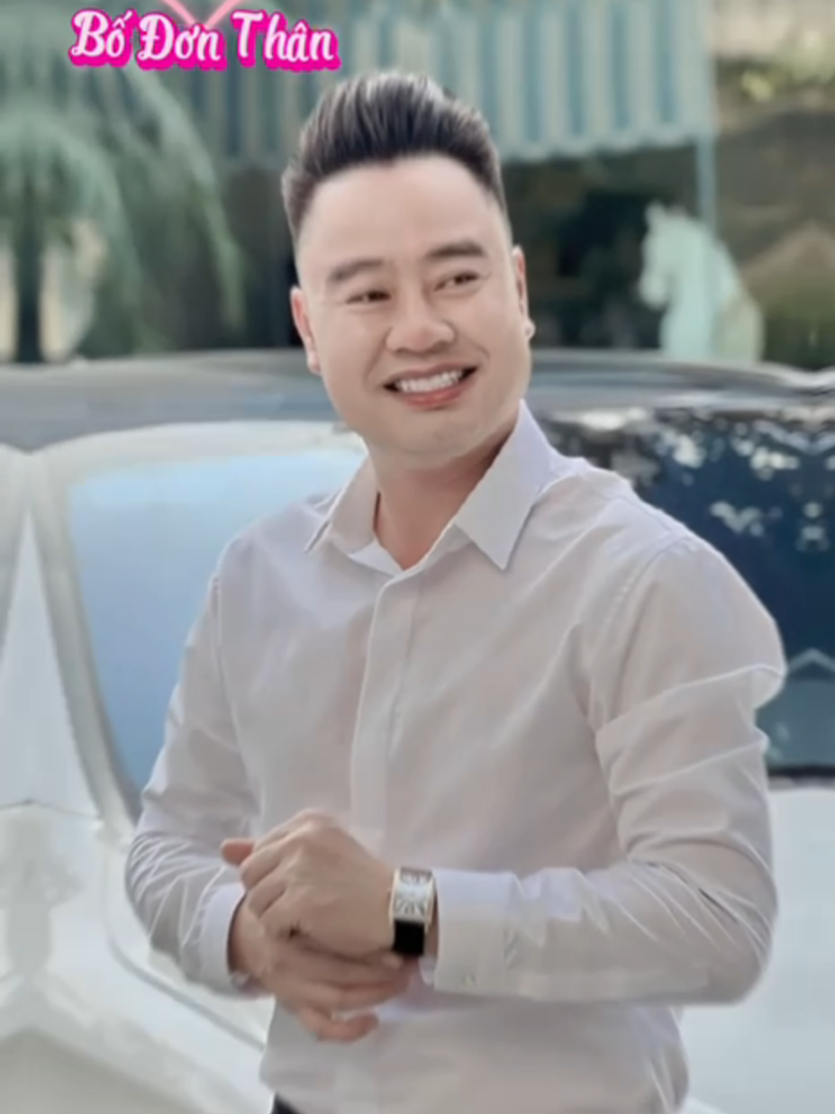 Anh không mơ về một tình yêu cháy bỏng như thời hai mươi. Ở tuổi này, anh chỉ mong có một người phụ nữ đủ nhẹ nhàng, biết lắng nghe, và có thể ngồi cạnh anh mà không cần nói gì cũng thấy bình yên.