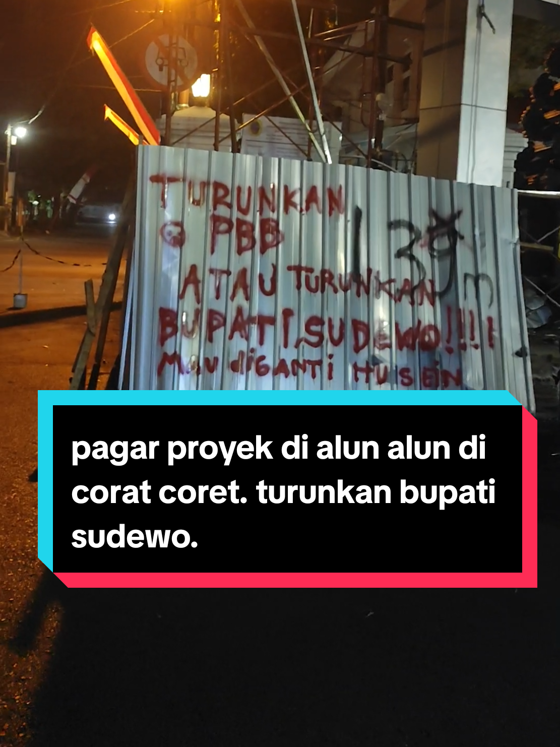 Pagar proyek videoTron senilai rp 1,39 miliar di corat coret dengan tulisan 