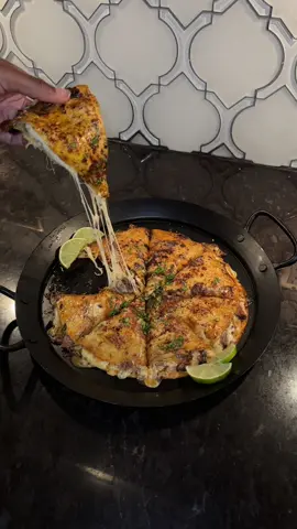 ummm birria pizza BUSSSS😭😍 Recipe for birria: 8 guajillo peppers 5 ancho peppers 1 onion 1 tomato 4 garlic cloves Tomato paste Thyme Oregano Beef bullion cubes Birria seasoning Salt Pepper