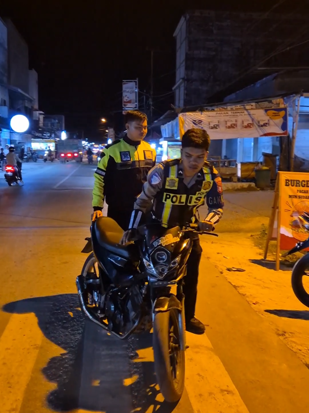 Satuan Lalu Lintas (Satlantas) Polres Katingan kembali melaksanakan patroli penertiban kendaraan berknalpot brong. Kegiatan ini dilaksanakan pada Jumat (1/8) sekitar pukul 21.00 WIB di wilayah Kereng Pangi, Desa Hampalit, Kecamatan Katingan Hilir, Katingan, Kalimantan Tengah. Dalam operasi tersebut, petugas berhasil mengamankan 4 unit sepeda motor yang menggunakan knalpot tidak sesuai spesifikasi standar. Seluruh kendaraan langsung dibawa ke Polres Katingan untuk proses penindakan lebih lanjut. Satlantas Polres Katingan mengimbau kepada seluruh pengendara untuk selalu tertib berlalu lintas serta tidak menggunakan knalpot brong yang menimbulkan kebisingan dan meresahkan masyarakat. Penertiban serupa akan terus dilakukan secara berkala demi menciptakan situasi lalu lintas yang aman dan kondusif di wilayah hukum Polres Katingan. (dr/ku) @satlantaspolreskatingan  @humaspolreskatingan 