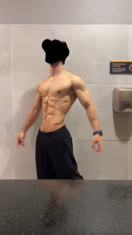 Gym physique | Videocredits: @🔱 #muscles #aesthetics #GymTok #backmuscles #armmuscles #abs #biceps 