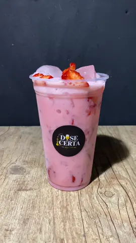 O clássico morango do amor ganhou versão caipirinha sem álcool! 💕🍓 Perfeita pra refrescar e apaixonar no primeiro gole. #morangodoamor #caipirinha #caipirinhademorango #adega #delivery #mulherdepreso🔓🕊👫💍 #foryou 