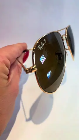 Ray-Ban Aviator RB3025 001/57 Polarizados Dorado y Marrón Modelo icónico de Ray-Ban con diseño aviador clásico. Montura metálica color dorado Arista, liviana, resistente y cómoda. Lentes marrones polarizados que reducen el reflejo y protegen al 100% de los rayos UVA y UVB. Ideal para uso diario, conducción o actividades al aire libre. Excelente calidad visual y estilo atemporal. 	•	Código: RB3025 001/57 	•	Montura: metal dorado 	•	Lentes: marrón polarizado categoría 3 	•	Protección UV: 100% 	•	Plaquetas nasales ajustables Producto original con grabado láser en la lente y número de serie. Se entrega con estuche Ray-Ban, paño de limpieza y packaging original.