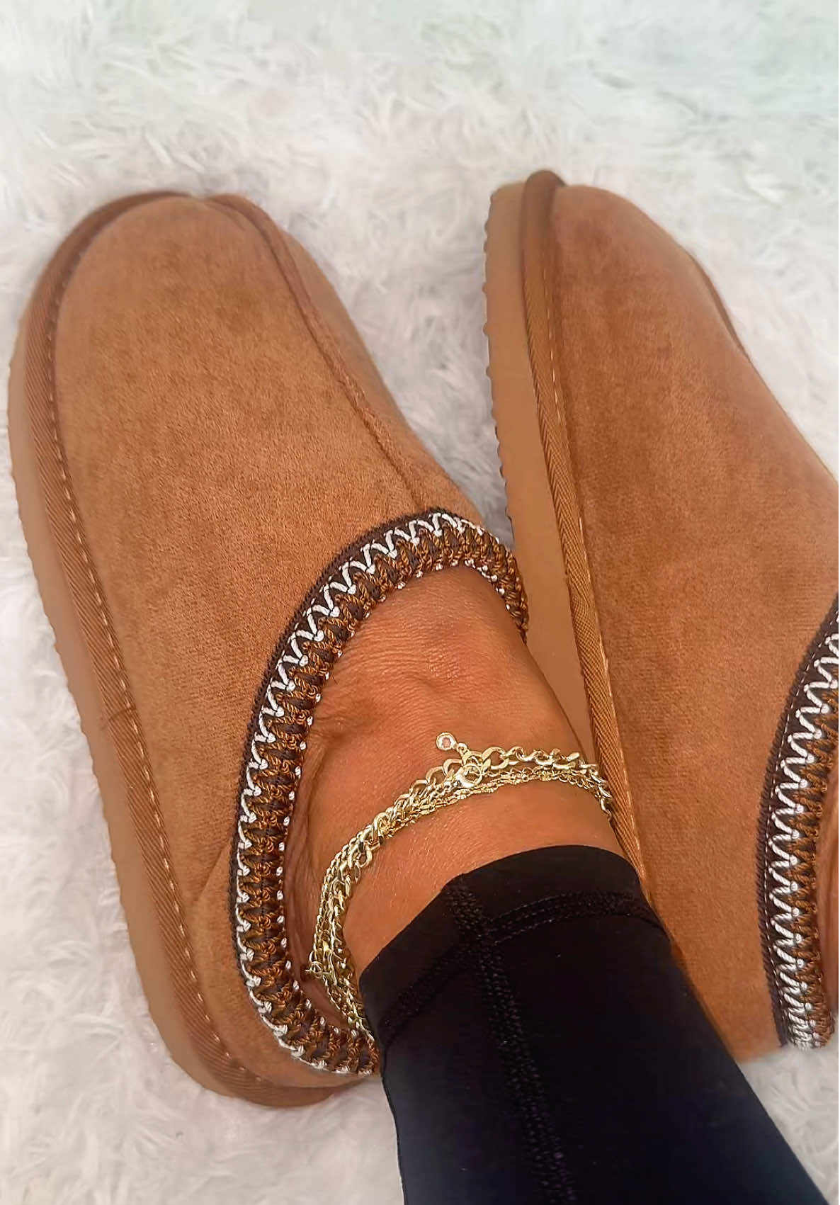 Sherpa slippers that are ultra-soft, cozy, and perfect for keeping your feet warm at home. #sherpaslippers #cozyslippers #warmandcomfy #loungewearstyle #homessentials 