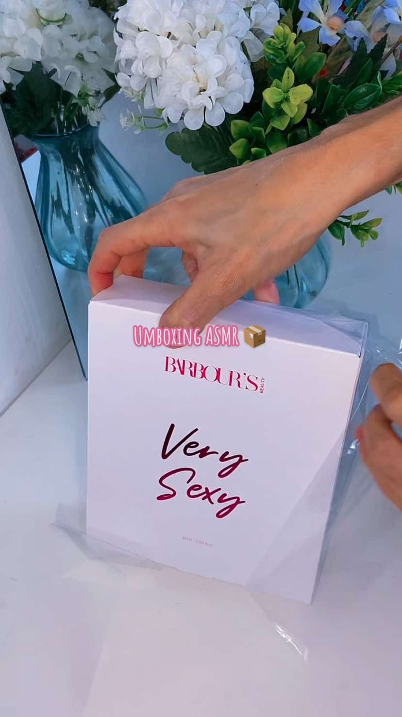 Umboxing ASMR de uma jóia 🥹💖  Recebidinho mais que especial por aqui.  Eu encontrei o cheirinho de um dos meus importados favoritos com o preço que nem se compara né mirnã? 🤭  Esse é o VERY SEXY da @Barbour's Beauty  Inspirado no importado J’adore da Dior. Fragancia Floral Frutada 🥹 Tem como Notas olfativas: 	•	Topo: Pera, Melão, Mandarina 	•	Coração: Jasmim, Rosa, Tuberosa, Violeta, Ameixa 	•	Fundo: Almíscar, Baunilha, Amora, Cedro    Ótima fixação e um cheirinho de rica mulheeer 🥹🤌🏻💖 #perfume #verysexy #barbours #barboursbeauty #perfumetiktok #perfumes #perfumefeminino #contratipoperfume #perfume #floralfrutado #dicasdebeleza #cheirosa #cheirosagastandopouco #cheiro #autocuidado 